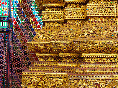 泰国佛教教区金雕刻的石图科装饰图片