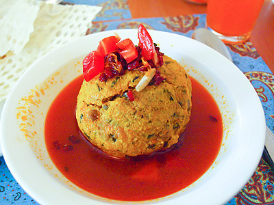 伊朗肉丸 烤肉串 在一个番茄酱 在白色的盘子图片