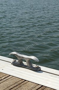 浮动码头金属海洋泊位避风港护柱木头甲板港口航海夹板图片