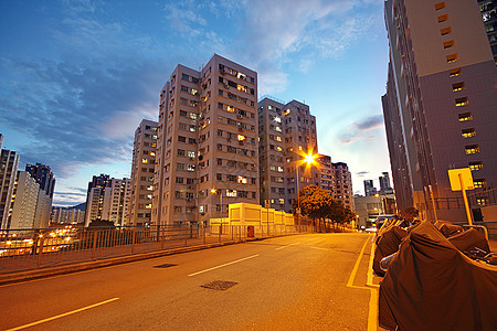 现代城市 夜间与高速公路交通接通旅行运输运动市中心生活街道房子车道驾驶立交桥图片