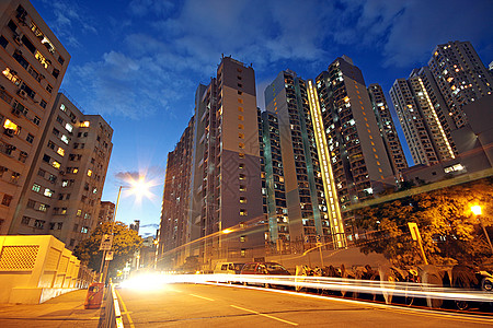 汽车LED灯现代城市 夜间与高速公路交通接通景观赛车房子汽车辉光日落驾驶街道速度旅行背景