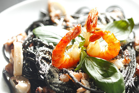 黑意面加海鲜午餐面条食物美食香菜叶子大虾香料沙拉胡椒图片