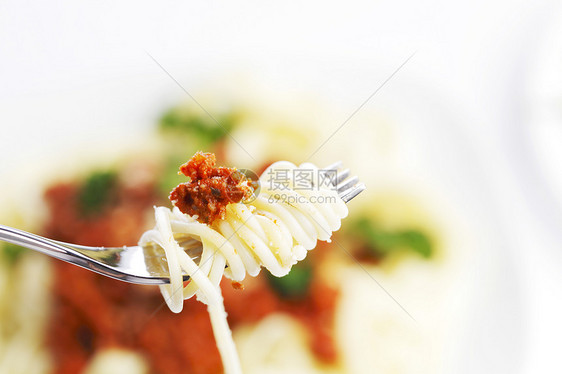 意大利面条和叉子牛肉草本植物美食糖类盘子食物香料蔬菜午餐餐厅图片