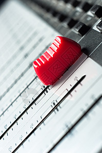 音响混音器上的大红色滑块技术体积桌子木板生产安慰卡拉ok乐器控制音乐图片