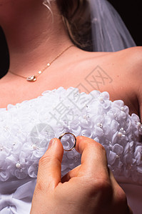 新郎向新娘求婚庆典仪式宝石戒指手指钻石珠宝婚礼图片