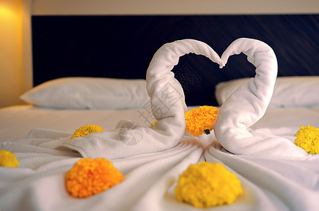 床上套房装满鲜花和毛巾蜜月新娘月亮酒店房间婚礼汽车蜂蜜寝具枕头图片