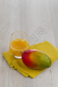 新鲜芒果汁水果液体水壶异国橙子热带黄色服务情调甜点图片