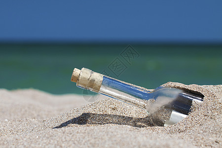 在一个装满海洋和地平线的瓶中发出信息图片