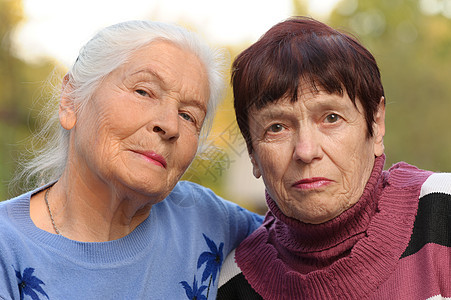 两个年老姐妹朋友们生活幸福女士温暖压痛面孔公园智慧兄弟姐妹图片