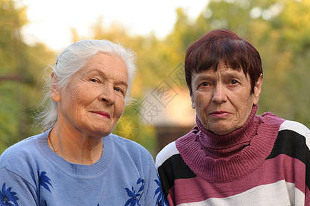 两个年老姐妹温暖成年人女性公园幸福智慧面孔女士退休朋友们图片