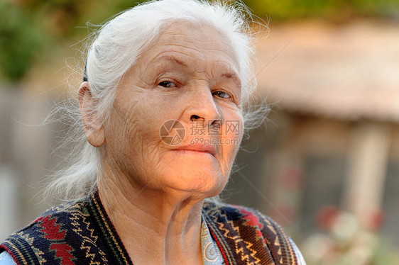 老年妇女的纵向特征阳光福利成人情感女性长老灰色退休白色头发图片