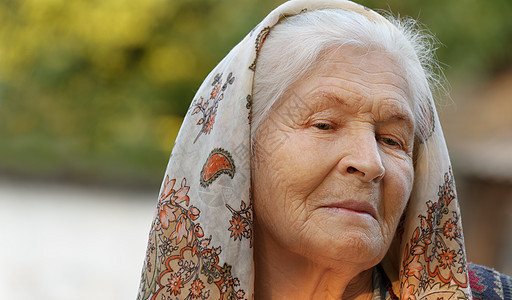 老年妇女的纵向特征退休福利灰色头发白色成人情感阳光皱纹长老图片