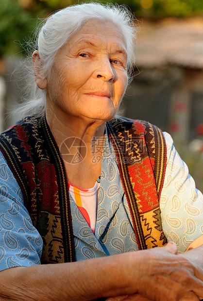 老年妇女的纵向特征福利情感退休皱纹阳光生活灰色女士成人白色图片