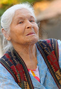 老年妇女的纵向特征白色福利成人女士女性阳光皱纹生活长老灰色图片