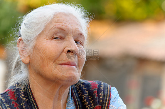 老年妇女的纵向特征生活灰色女士福利成人情感女性阳光头发长老图片