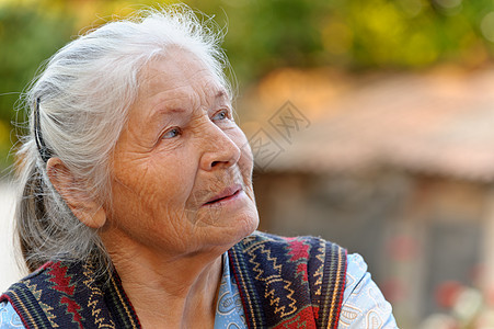 老年妇女的纵向特征福利情感成人皱纹退休长老生活白色灰色阳光图片