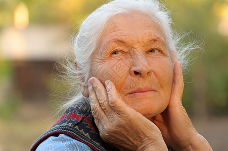 老年妇女的纵向特征女士白色情感女性长老退休成人皱纹灰色阳光图片