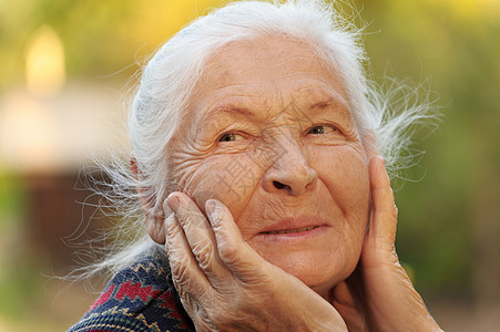 老年妇女的纵向特征白色灰色福利阳光生活退休头发成人女性长老图片