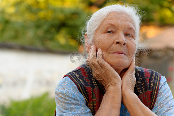 老年妇女的纵向特征阳光皱纹女性头发退休白色福利生活成人长老图片