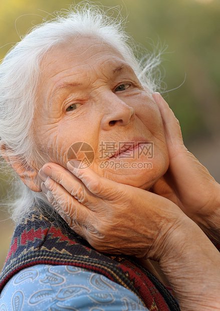 老年妇女的纵向特征情感女性白色阳光长老退休成人灰色皱纹女士图片