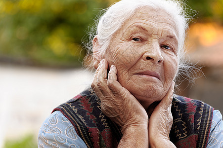 老年妇女的纵向特征长老皱纹退休情感白色福利阳光女士成人女性图片