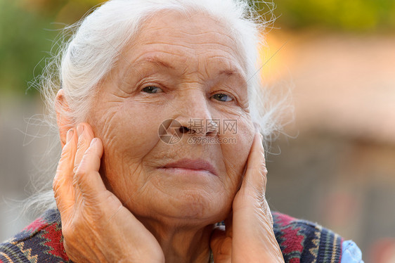 老年妇女的纵向特征福利白色成人灰色情感生活阳光皱纹女性长老图片