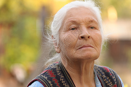 老年妇女的纵向特征皱纹阳光女士长老情感退休成人灰色头发白色图片