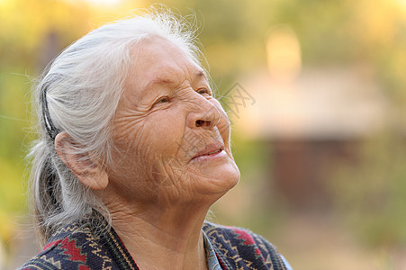 老年妇女的纵向特征微笑成人白色情感女士皱纹长老阳光福利头发图片