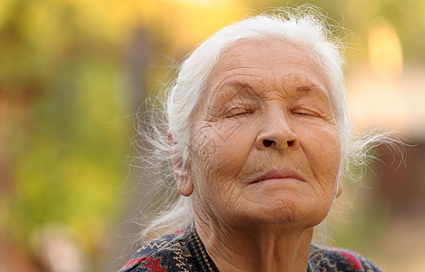 闭着眼睛的年长妇女长老老年退休女士老年人生活皱纹女性情感头发图片