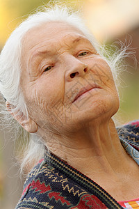 老年妇女的纵向特征皱纹阳光退休头发女性福利长老成人情感灰色图片