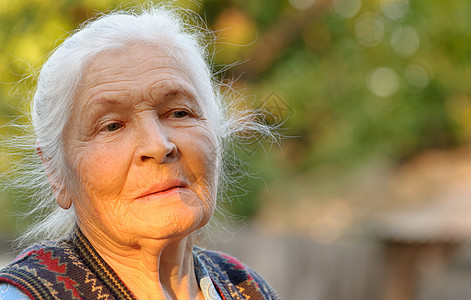 老年妇女的纵向特征灰色女士情感成人长老退休女性白色皱纹福利图片
