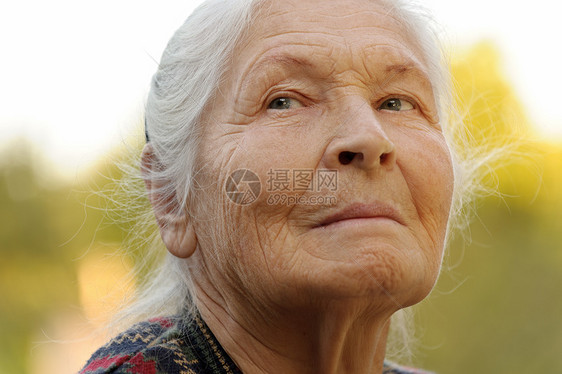 老年妇女的纵向特征阳光福利生活情感白色女性皱纹女士长老灰色图片
