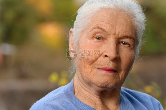 老年妇女的纵向特征长老女士女性灰色阳光福利情感头发皱纹退休图片