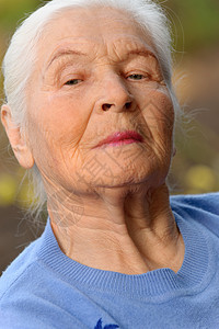 老年妇女的纵向特征灰色福利长老头发成人白色退休女士皱纹阳光图片