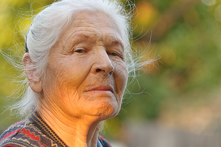 老年妇女的纵向特征退休女士福利长老成人情感头发白色女性灰色图片