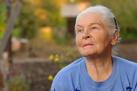 老年妇女的纵向特征退休情感长老头发阳光福利成人女士灰色白色图片