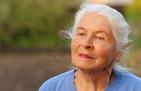 老年妇女的纵向特征退休灰色头发情感长老女士白色皱纹阳光女性图片