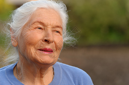 老年妇女的纵向特征福利女性成人长老白色退休头发阳光情感皱纹图片