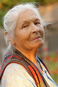 老年妇女的纵向特征皱纹福利长老灰色头发成人白色生活情感女性图片