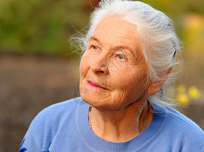 老年妇女的纵向特征阳光退休长老女士女性微笑皱纹白色成人灰色图片