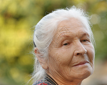 老年妇女的纵向特征退休女性成人皱纹阳光长老头发福利女士情感图片