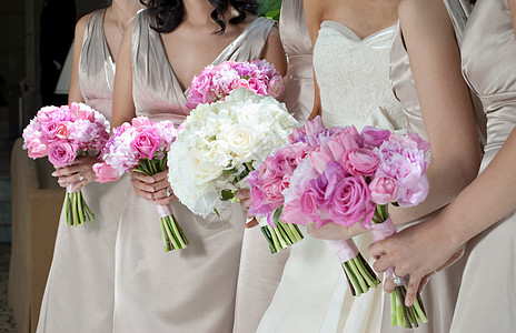 新娘和伴娘与布盖连衣裙黄色仪式礼服花朵白色花束图片
