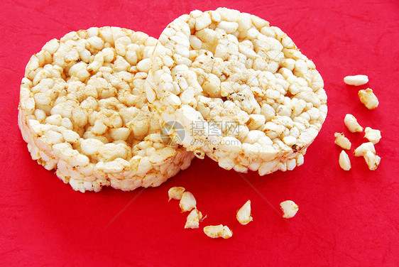 大米蛋糕白色油炸食物红色圆圈谷物早餐玉米蛋糕营养图片