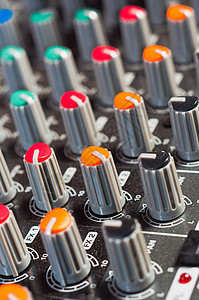 带按钮的音频混音器纹理混合器乐器技术记录桌子音乐会调音台均衡器音板控制收音机高清图片素材