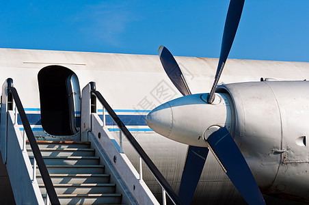 开着门的飞机机架航班飞机场客机脚步涡轮假期翅膀技术楼梯喷射图片