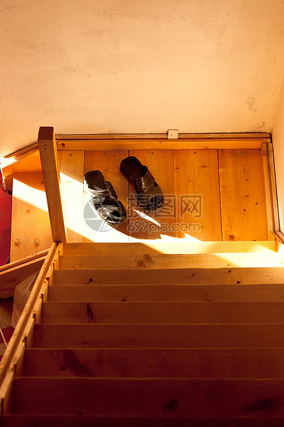 清晨光照亮的楼梯上双拖鞋图片