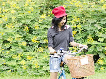 骑自行车在公园里的女人图片