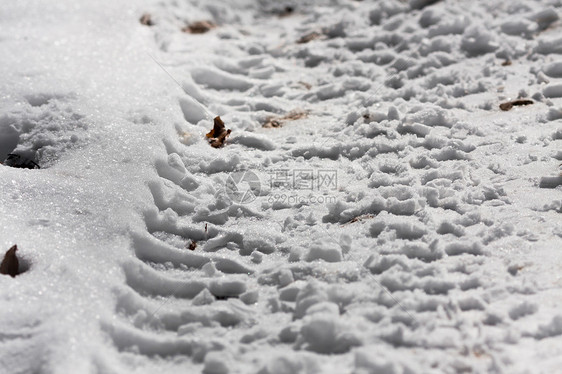 积雪中的轮胎轨烙印概念痕迹天气车轮蓝色司机车道牵引力地形图片