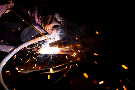 用火花焊接合的玻璃板丙烷机械师火焰蓝色维修气体辉光火炬金工工作图片