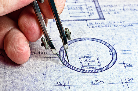 建筑师画新房子的手指绘画工程师石墨条纹蓝图圆形数字项目商业工作图片